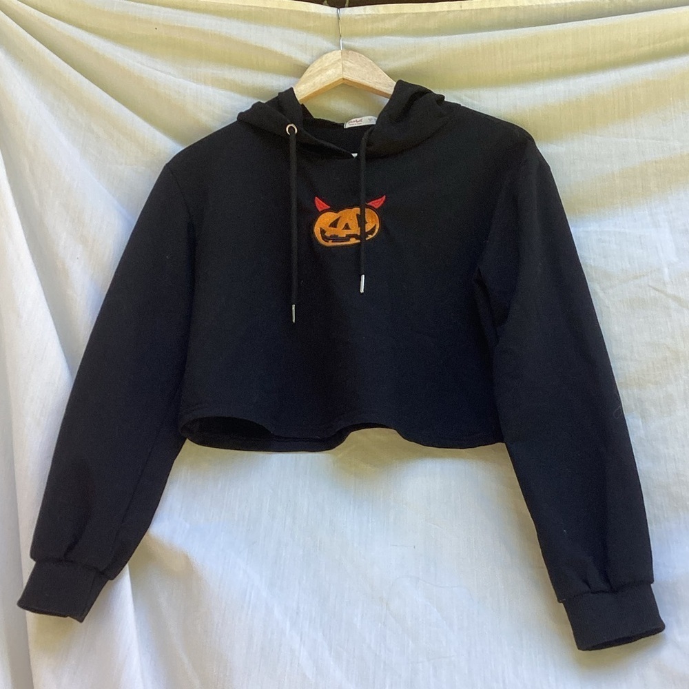 Romwe black Halloween pumpkin cropped hooded sweatshirt, size medium